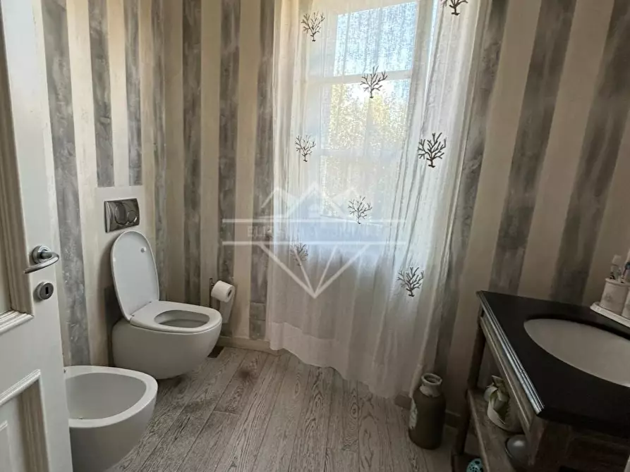 Immagine 17 di Villa in vendita  a Carrara