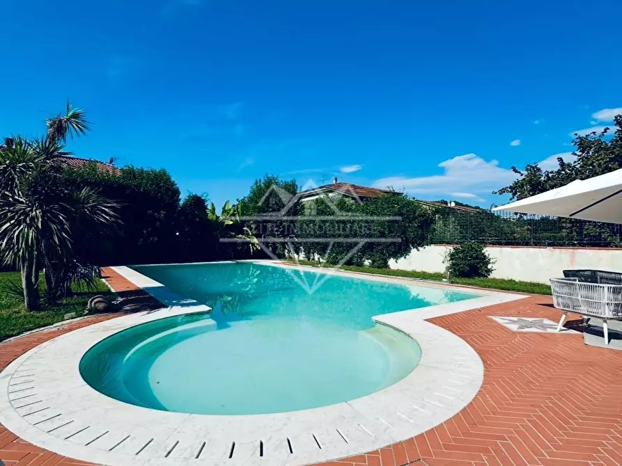 Immagine 4 di Villa in vendita  a Carrara