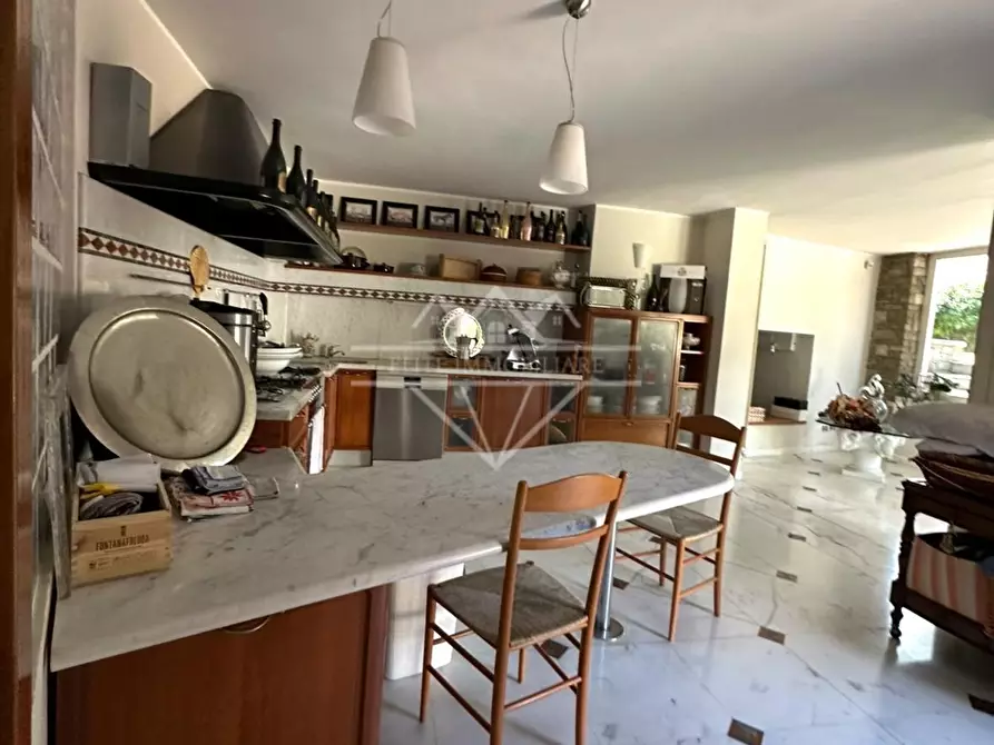 Immagine 10 di Villa in vendita  a Carrara
