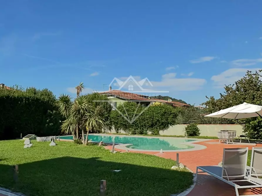 Immagine 3 di Villa in vendita  a Carrara