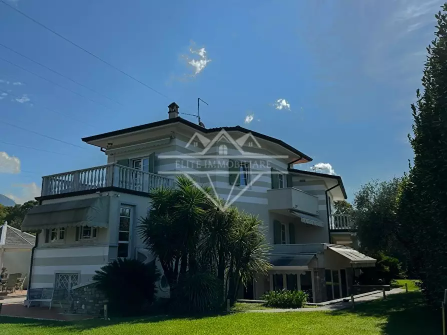 Immagine 2 di Villa in vendita  a Carrara