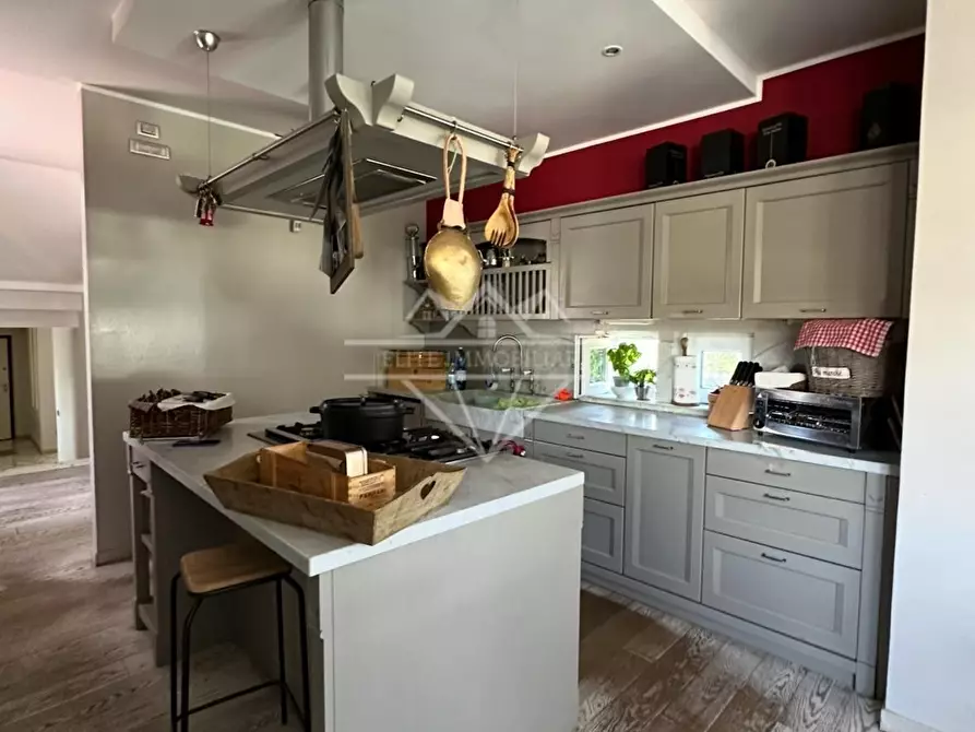 Immagine 20 di Villa in vendita  a Carrara