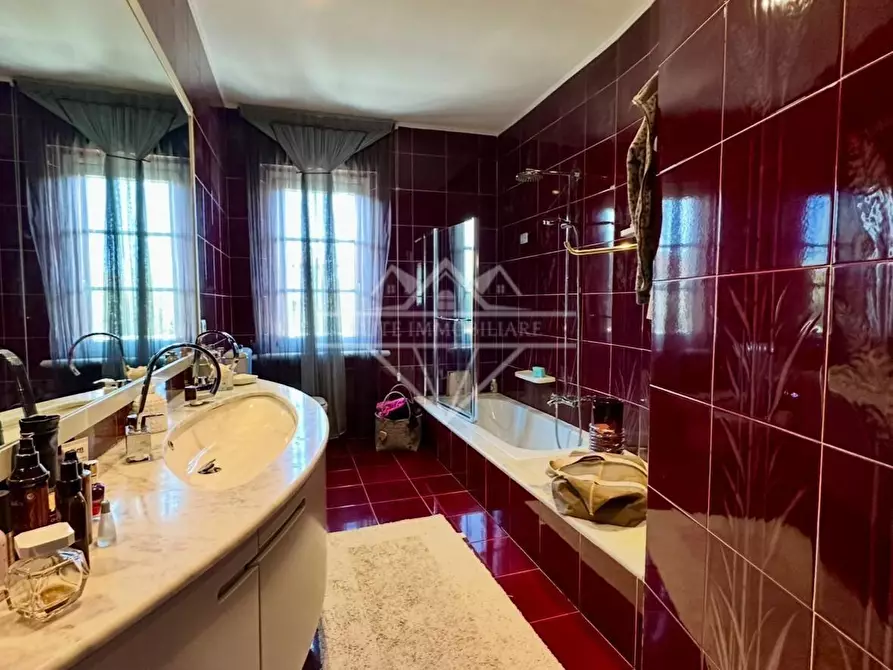 Immagine 19 di Villa in vendita  a Carrara