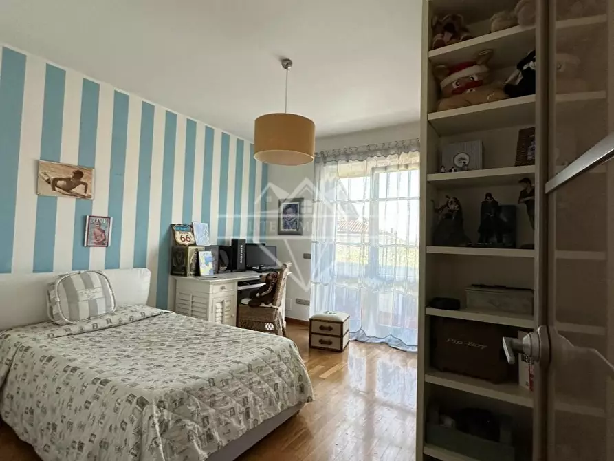 Immagine 15 di Villa in vendita  a Carrara