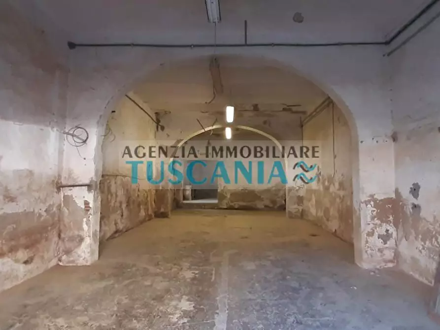 Immagine 1 di Locale commerciale in vendita  a Cecina