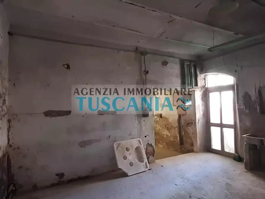 Immagine 10 di Locale commerciale in vendita  a Cecina