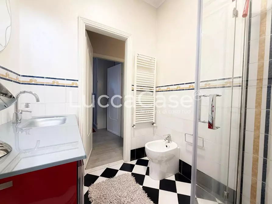 Immagine 35 di Appartamento in vendita  a Lucca