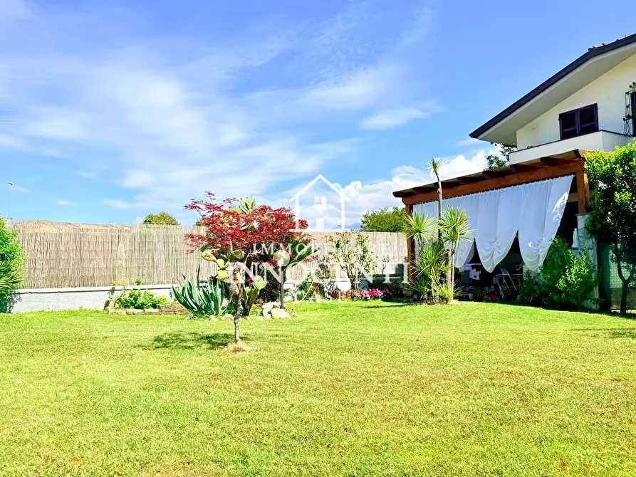 Immagine 1 di Casa bifamiliare in vendita  a Massa