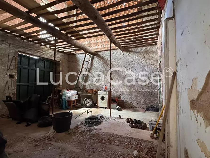 Immagine 2 di Casa colonica in vendita  a Capannori