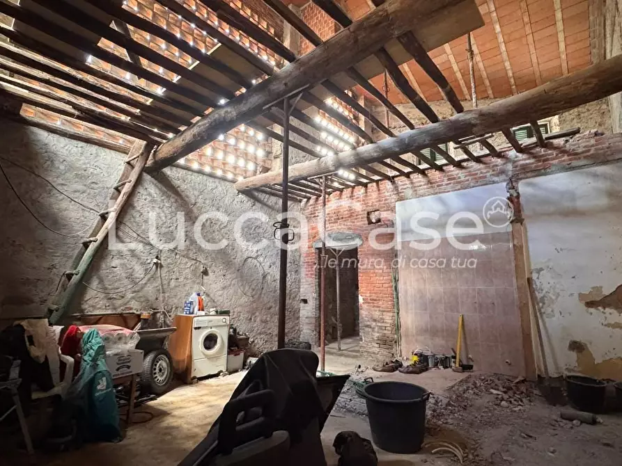 Immagine 1 di Casa colonica in vendita  a Capannori