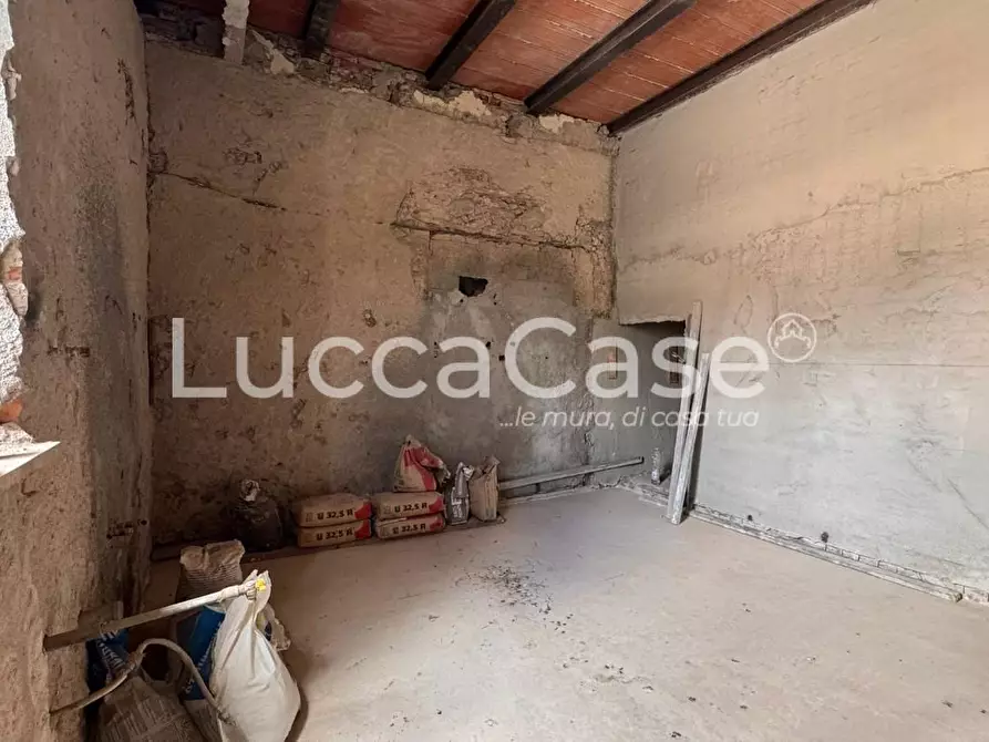 Immagine 4 di Casa colonica in vendita  a Capannori
