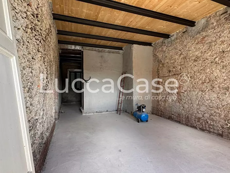 Immagine 2 di Casa colonica in vendita  a Capannori