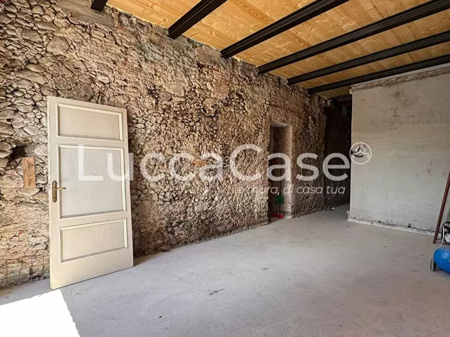 Immagine 1 di Casa colonica in vendita  a Capannori