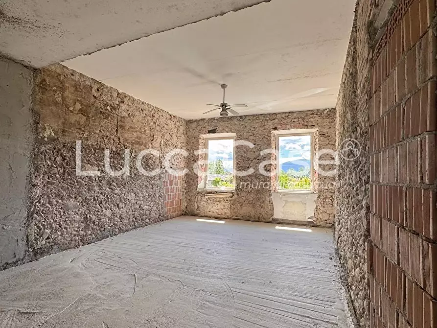 Immagine 12 di Casa colonica in vendita  a Capannori
