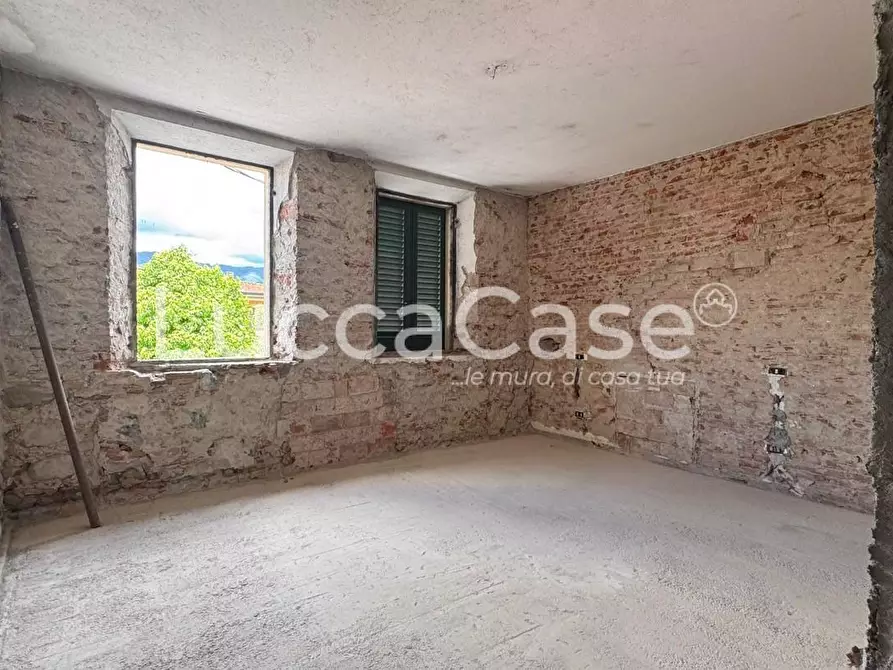 Immagine 11 di Casa colonica in vendita  a Capannori