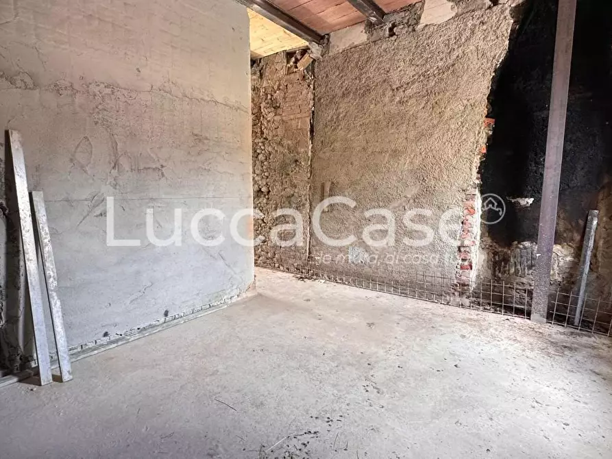 Immagine 3 di Casa colonica in vendita  a Capannori