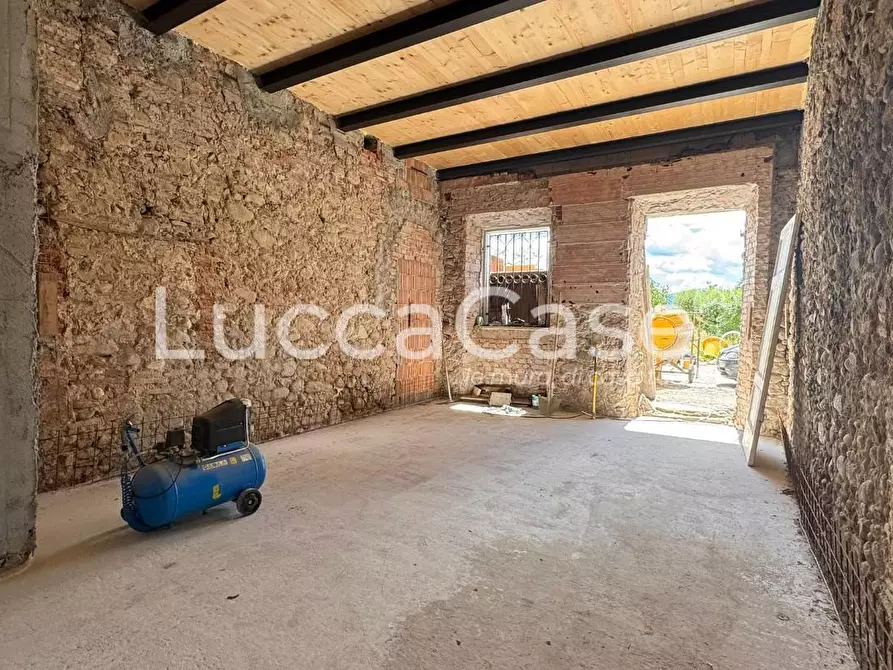 Immagine 5 di Casa colonica in vendita  a Capannori