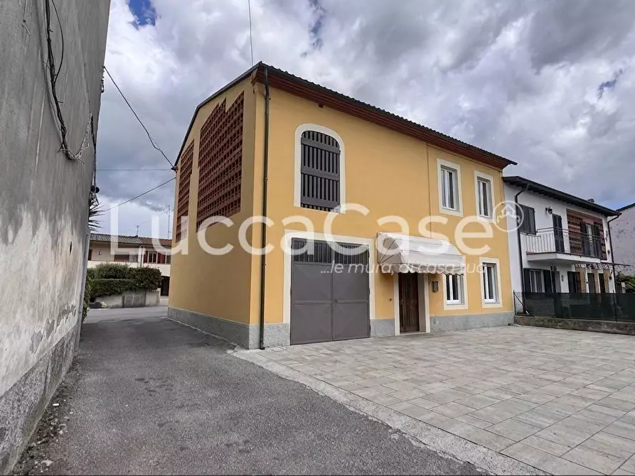 Immagine 18 di Casa colonica in vendita  a Capannori