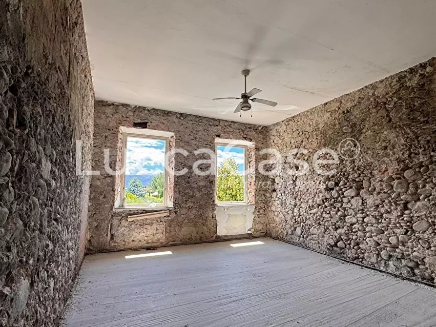 Immagine 10 di Casa colonica in vendita  a Capannori
