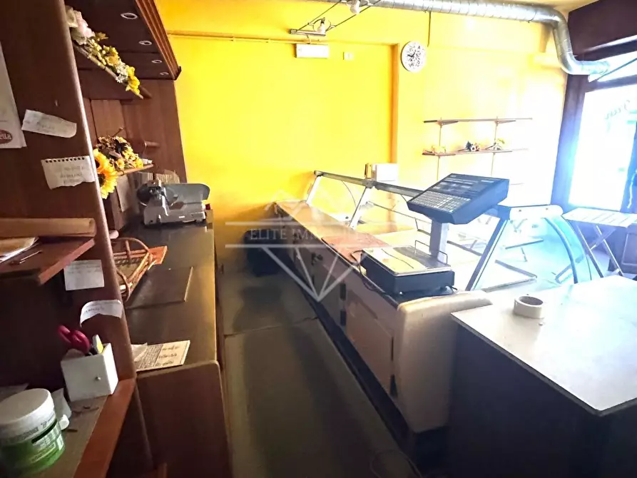 Immagine 3 di Attività commerciale in affitto  a Carrara