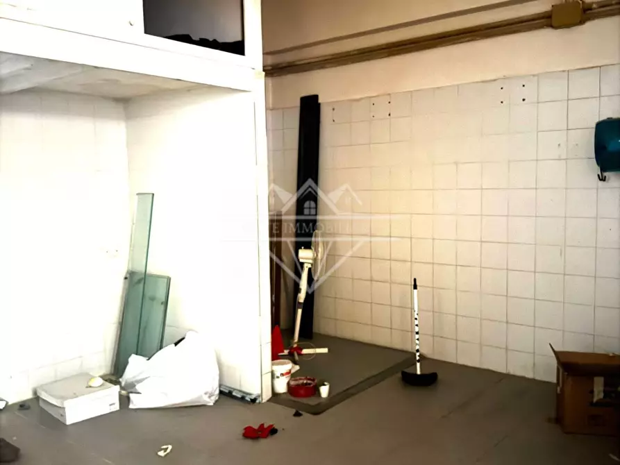 Immagine 4 di Attività commerciale in affitto  a Carrara