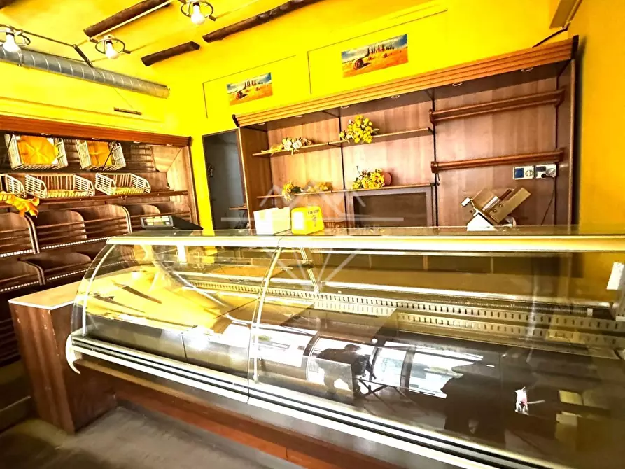 Immagine 1 di Attività commerciale in affitto  a Carrara