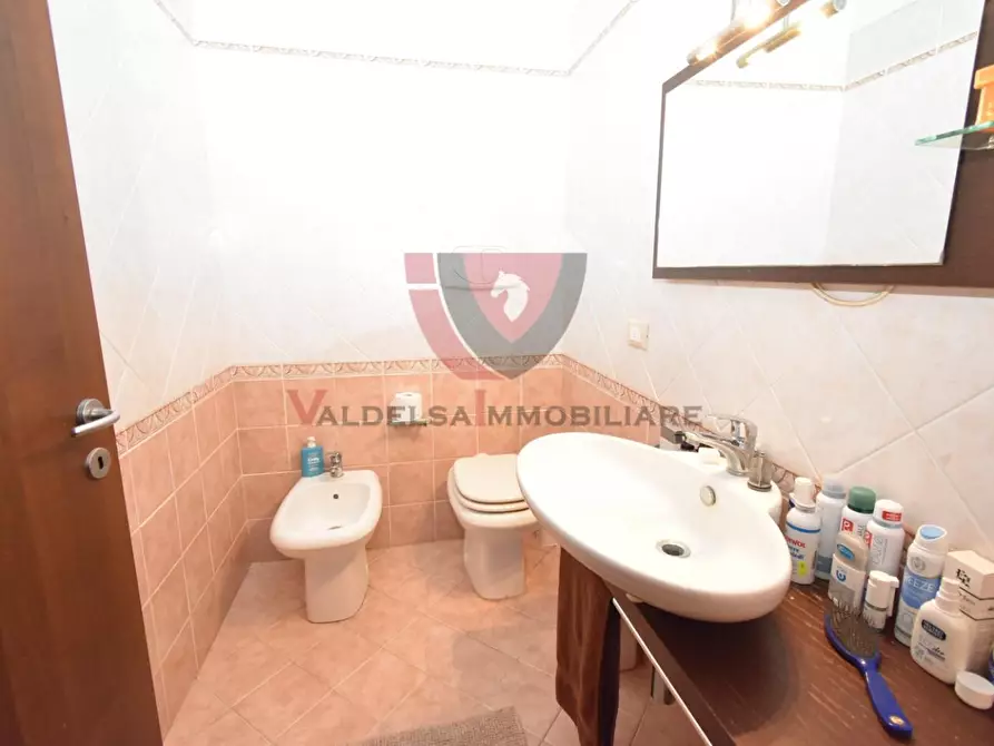 Immagine 19 di Appartamento in vendita  a Colle Di Val D'elsa