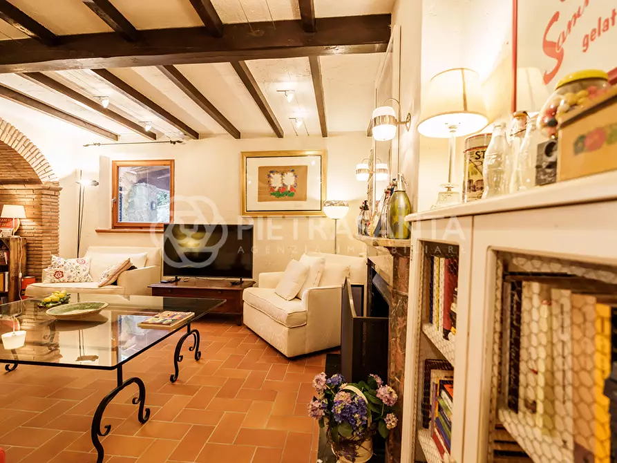 Immagine 17 di Rustico / casale in vendita  a Pietrasanta