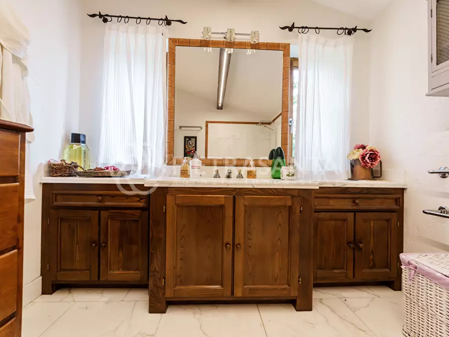 Immagine 47 di Rustico / casale in vendita  a Pietrasanta