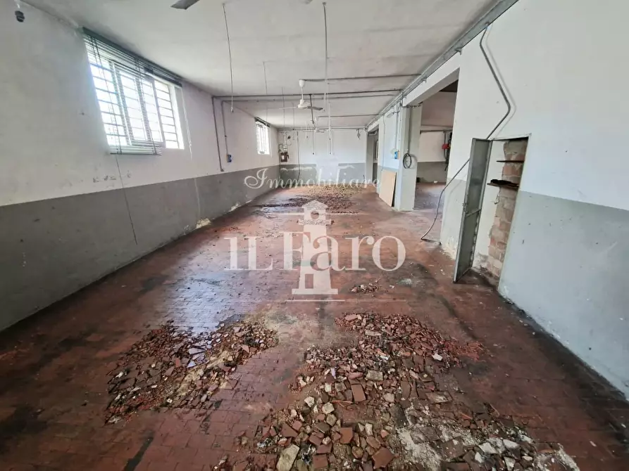 Immagine 1 di Laboratorio in vendita  a Campi Bisenzio