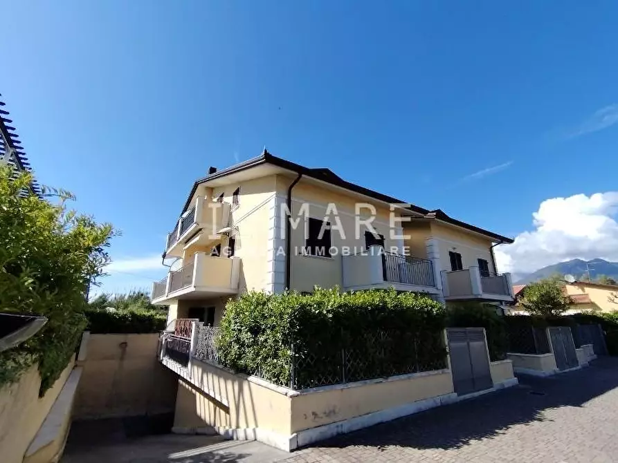Immagine 1 di Appartamento in vendita  a Massa
