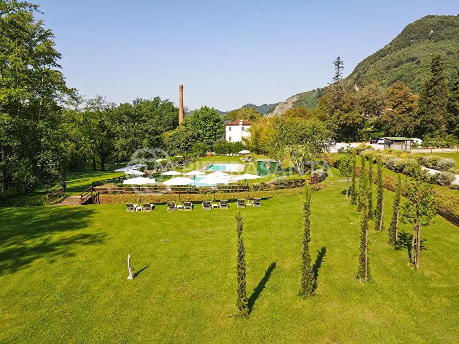 Immagine 17 di Villa in vendita  a Camaiore