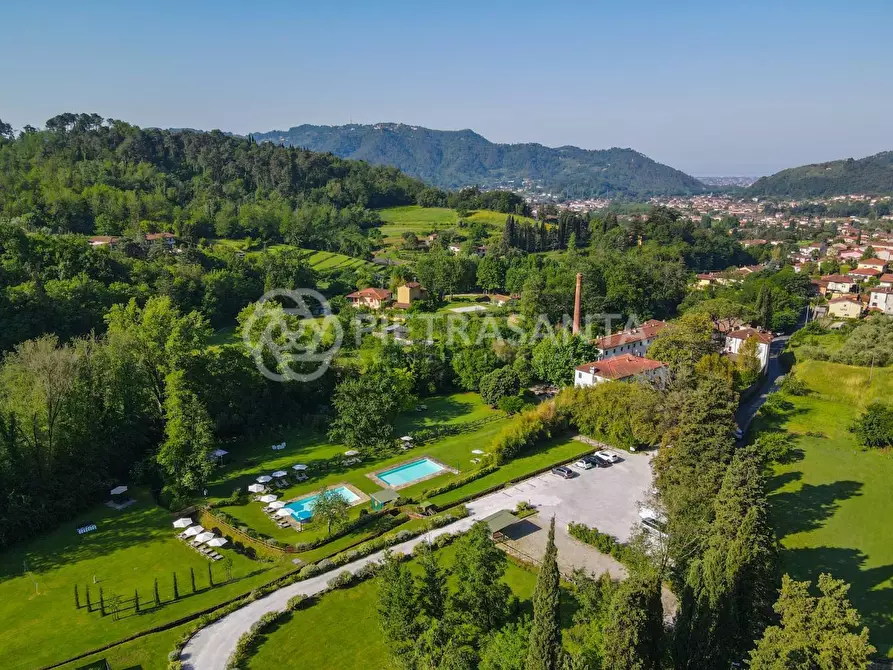 Immagine 4 di Villa in vendita  a Camaiore