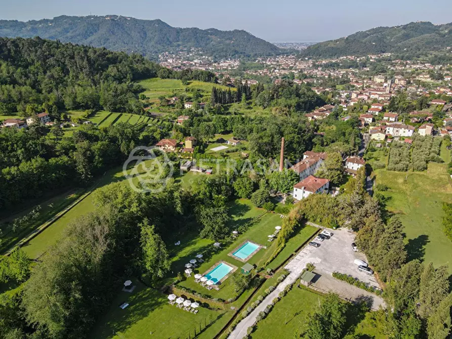 Immagine 2 di Villa in vendita  a Camaiore