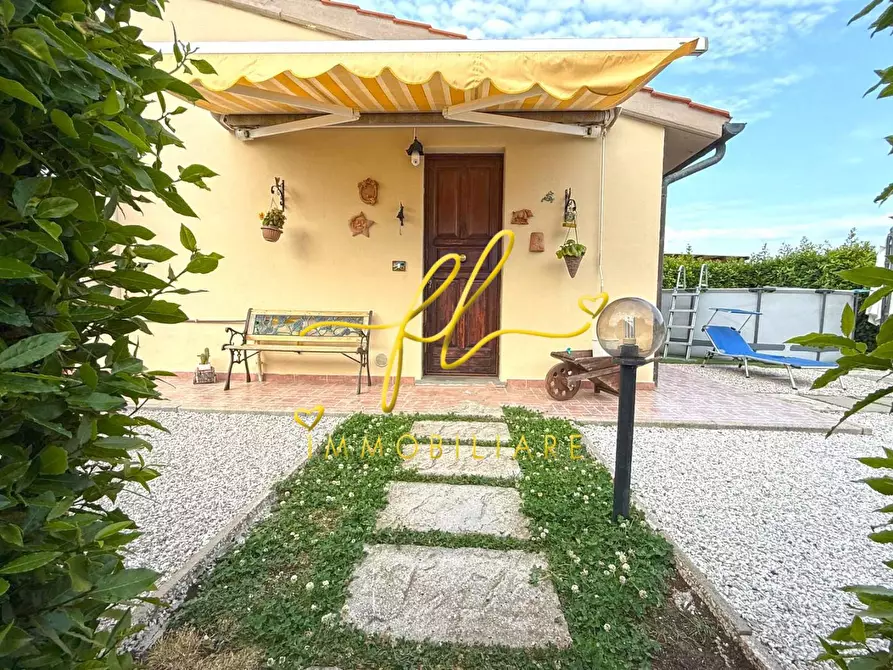 Immagine 2 di Appartamento in vendita  a Cecina