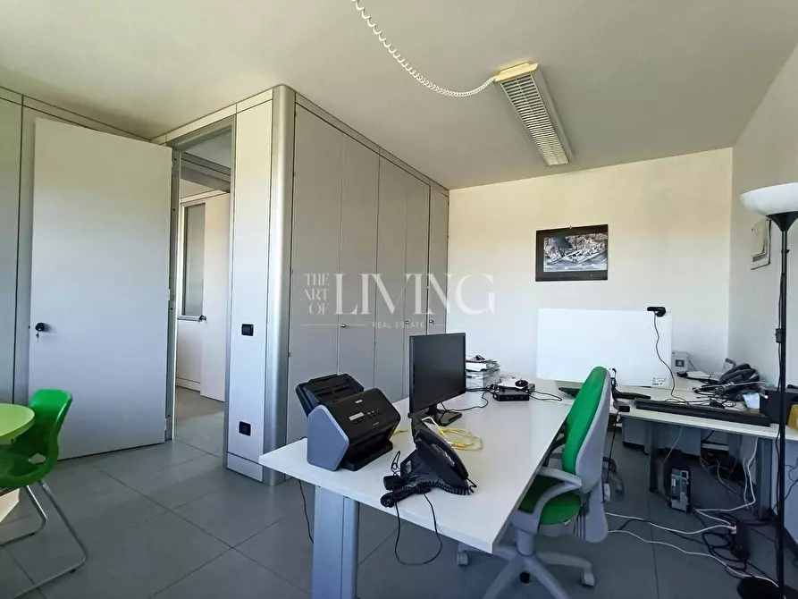 Immagine 5 di Ufficio in vendita  a Lucca