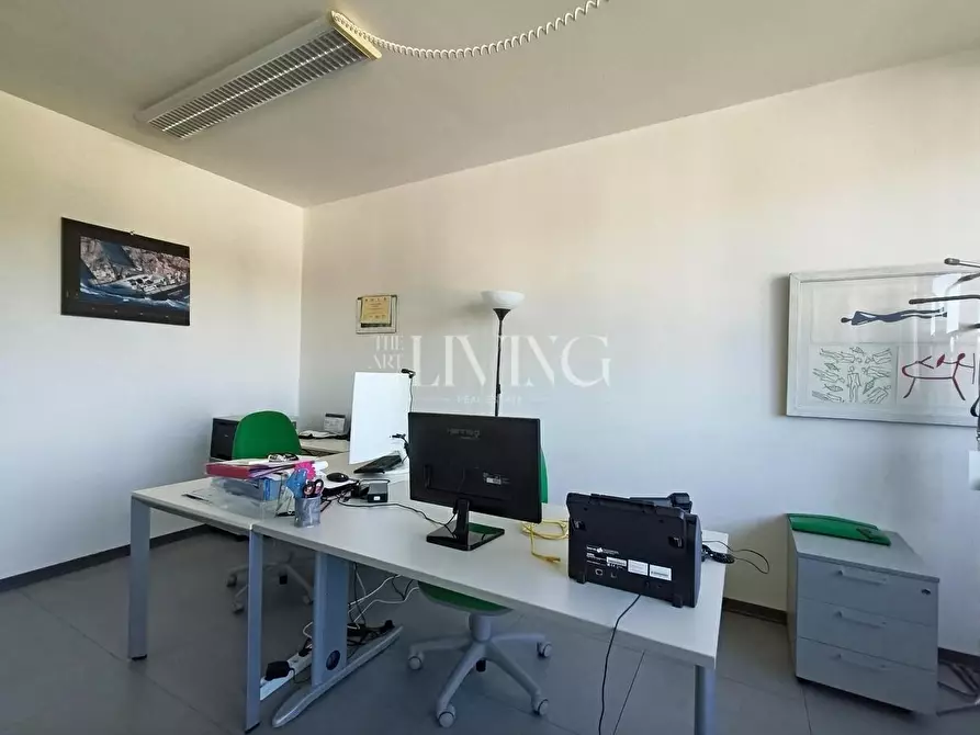 Immagine 4 di Ufficio in vendita  a Lucca
