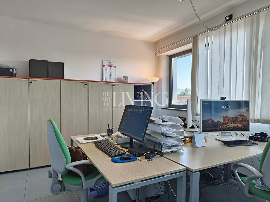 Immagine 6 di Ufficio in vendita  a Lucca