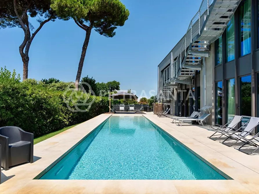 Immagine 9 di Villa in vendita  a Pietrasanta