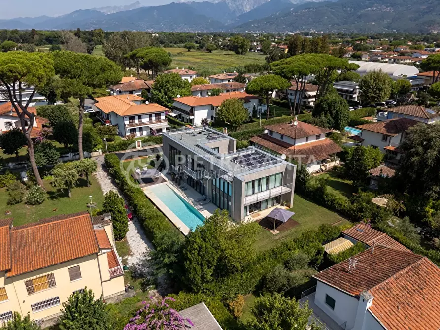 Immagine 2 di Villa in vendita  a Pietrasanta