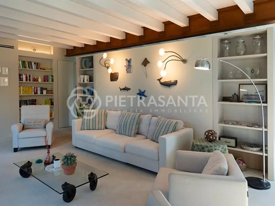 Immagine 16 di Villa in vendita  a Pietrasanta