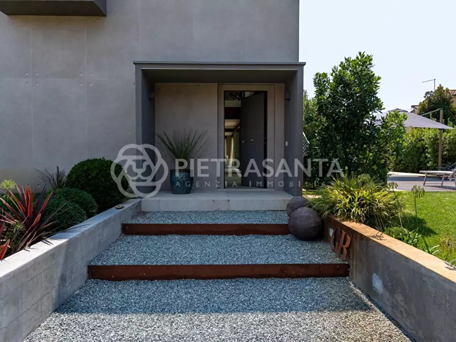 Immagine 5 di Villa in vendita  a Pietrasanta