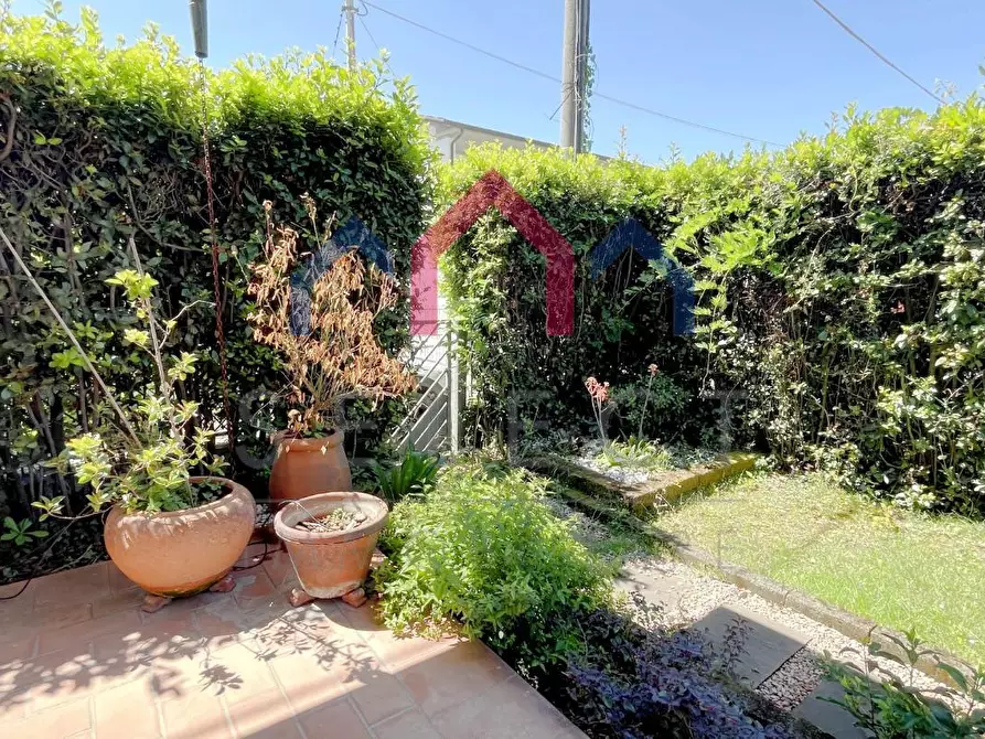 Immagine 51 di Casa quadrifamiliare in vendita  a Viareggio