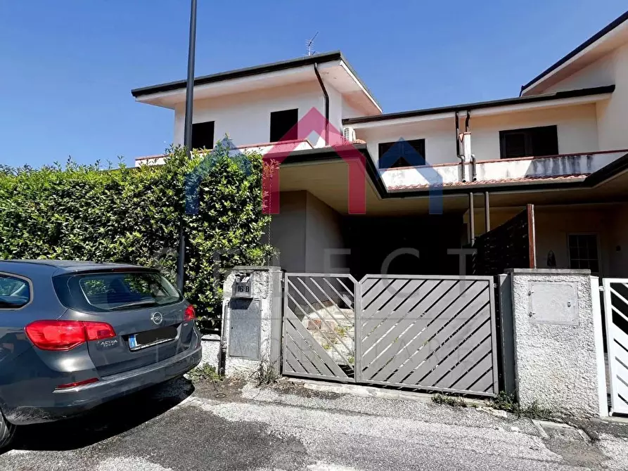 Immagine 1 di Casa quadrifamiliare in vendita  a Viareggio