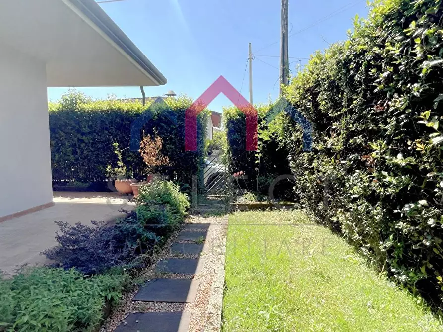 Immagine 60 di Casa quadrifamiliare in vendita  a Viareggio