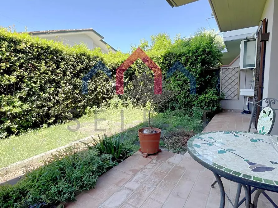 Immagine 54 di Casa quadrifamiliare in vendita  a Viareggio