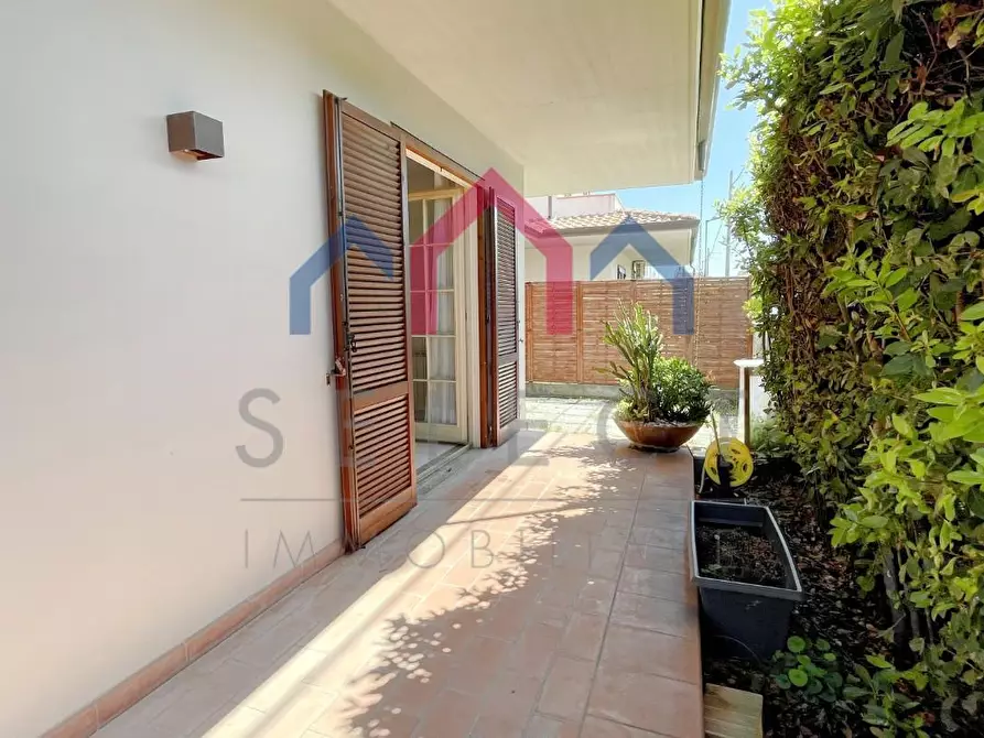 Immagine 50 di Casa quadrifamiliare in vendita  a Viareggio
