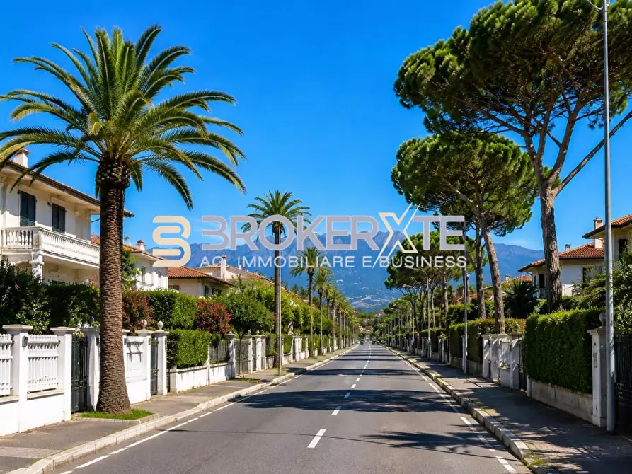 Immagine 36 di Casa bifamiliare in vendita  a Montignoso