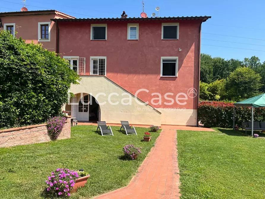 Immagine 1 di Porzione di casa in vendita  a Capannori