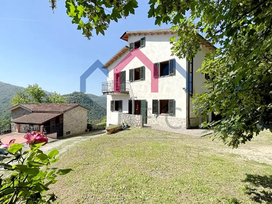 Immagine 1 di Casa bifamiliare in vendita  a Bagni Di Lucca